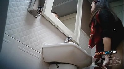 Varjatud kaamera salvestus naiste tualettruumis (1)