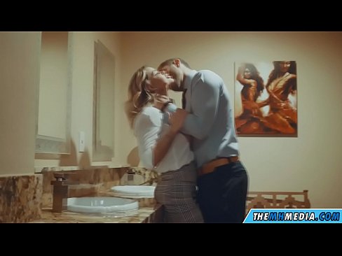 ❤️ Kui rinnakas blondiin võrgutab sind avalikus tualettruumis ❤️❌ Porno at us ❌️